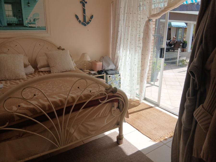 5 Bedroom Property for Sale in Wavecrest Eastern Cape